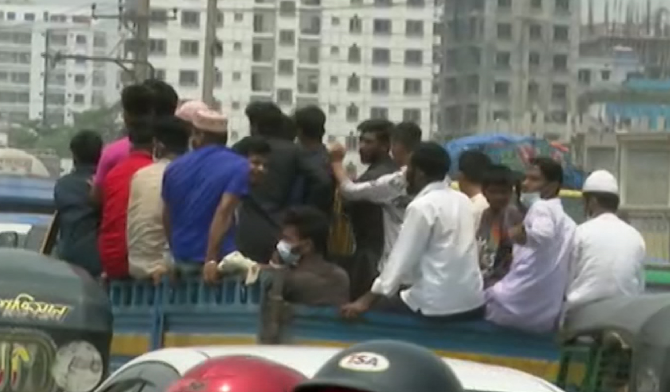 প্রাইভেটকার-মাইক্রোবাসে দেশের বিভিন্ন প্রান্তে যাচ্ছেন যাত্রীরা