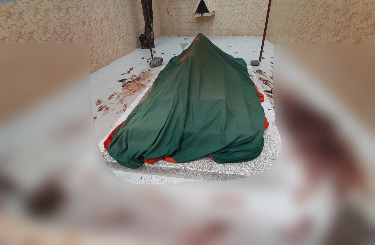 মাজারের ভেতরে রক্তের ছোপ! রহস্য উম্মোচন