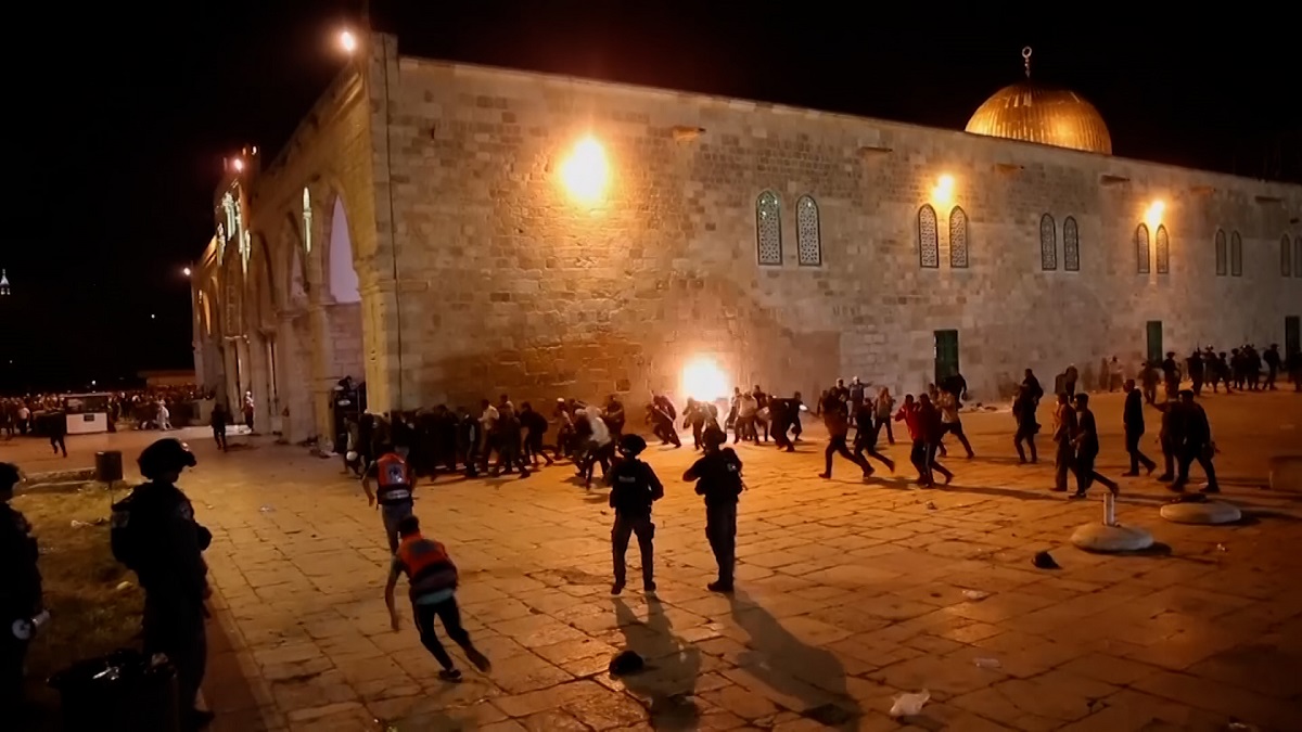 নামাজরত অবস্থায় ইসরায়েলি সেনাদের গুলি, আহত ৮০ ফিলিস্তিনি