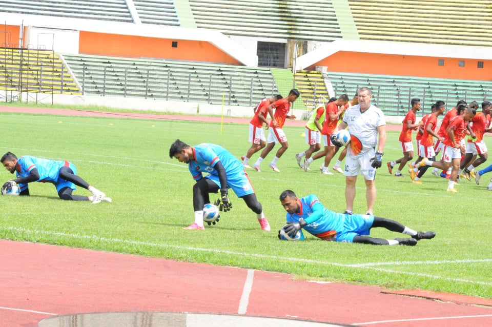 দেশের ক্লাবের সাথেই প্রস্তুতি ম্যাচ খেলবে ফুটবলাররা
