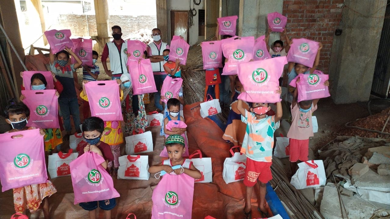 নিজেদের ঈদের খরচ বাঁচিয়ে সুবিধাবঞ্চিত শিশুদের ঈদ উপহার বিতরণ নিজেদের ঈদের খরচ বাঁচিয়ে সুবিধাবঞ্চিত শিশুদের ঈদ উপহার বিতরণ