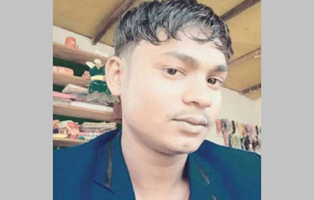 স্কুল শিক্ষককে মারধরের ঘটনায় সেই দফতরি আটক