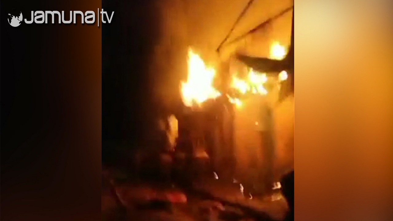 নোয়াখালীর বেগমগঞ্জে আগুনে ২৫ দোকান ছাই নোয়াখালীর বেগমগঞ্জে আগুনে ২৫ দোকান ছাই