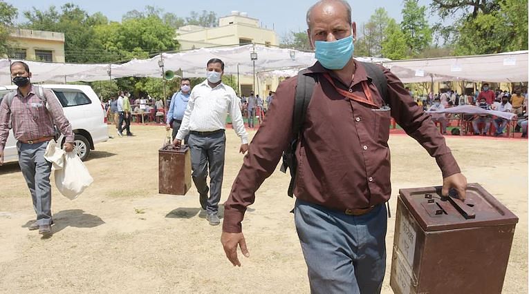 ভারতে নির্বাচনী দায়িত্ব পালনের সময় করোনায় ৭শ’ শিক্ষকের প্রাণহানি