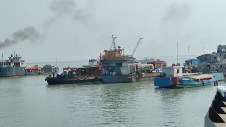 শিমুলিয়া ফেরিঘাটে ঘরমুখো যাত্রীদের ঢল, হিমশিম কর্তৃপক্ষ