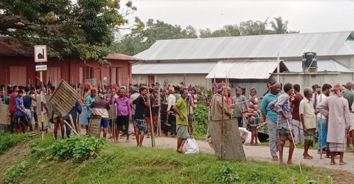 নেত্রকোণায় মসজিদের মাইকে ঘোষণা দিয়ে সংঘর্ষের প্রস্তুতি