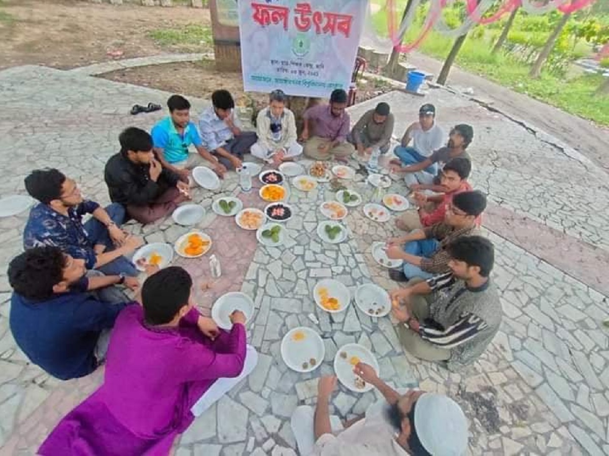 বাহারি রকমের ফল উৎসবে মেতেছে জাবি ক্যাম্পাস