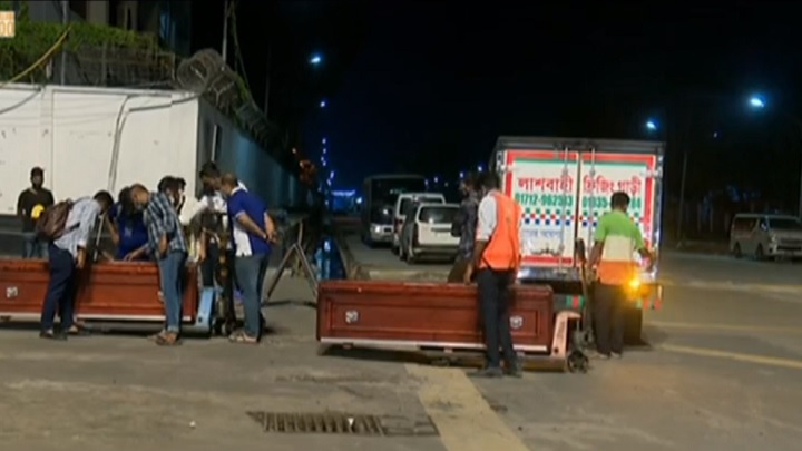 বুধবার রাতে দেশে এসেছে গেল দেড় মাসে মৃত ১৮ প্রবাসী শ্রমিকের মরদেহ গেল দেড় মাসে দেশে এলো ১৮ প্রবাসী শ্রমিকের মরদেহ