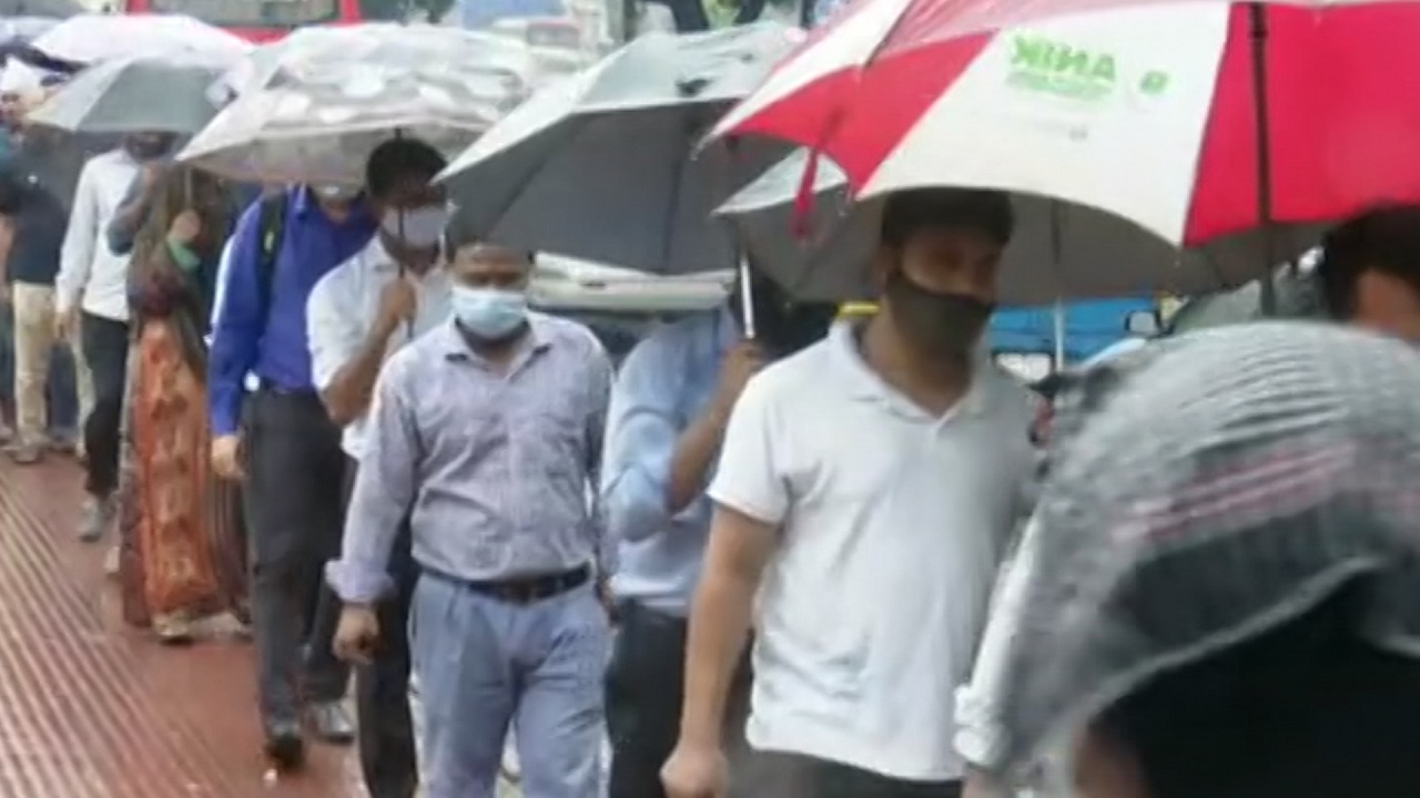 বৃষ্টিতে দুর্ভোগে নগরবাসী বৃষ্টিতে দুর্ভোগে নগরবাসী