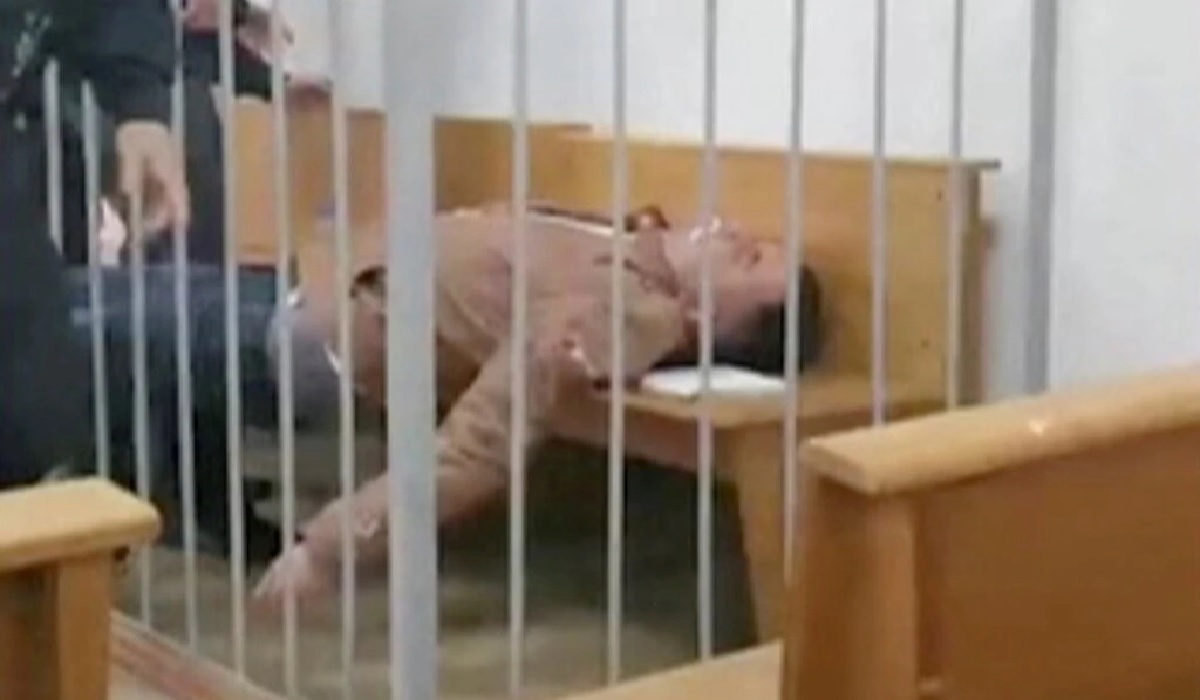 বেলারুশের আদালতকক্ষে বন্দির আত্মহত্যার চেষ্টা