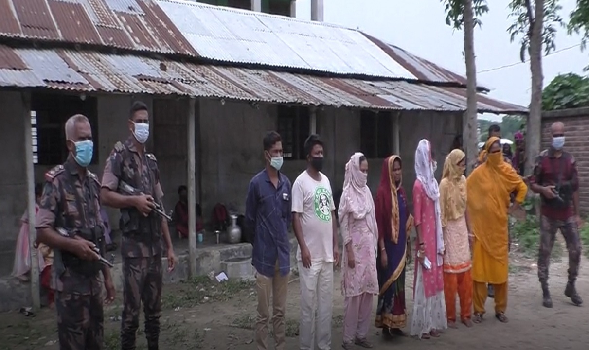 ঝিনাইদহ সীমান্তে অবৈধ অনুপ্রবেশের দায়ে নারী-শিশুসহ ১২ জন আটক