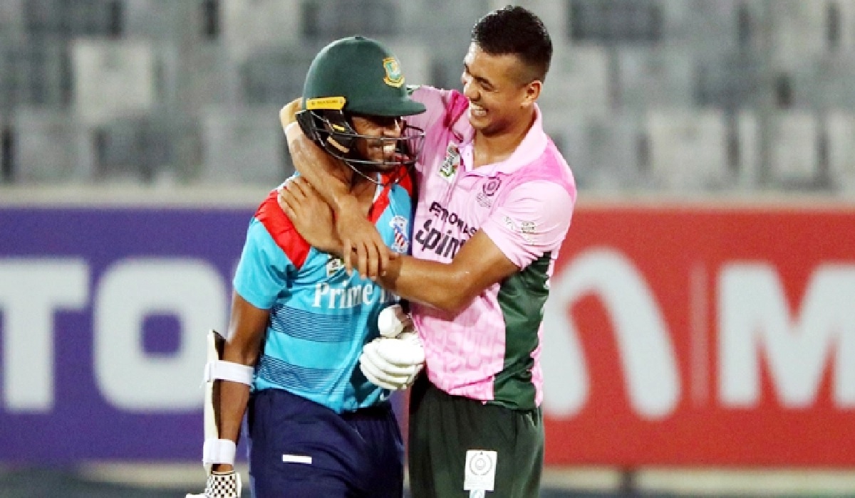 মাঠ ও মাঠের বাইরে মোস্তাফিজ তাসকিনের খুনসুটি