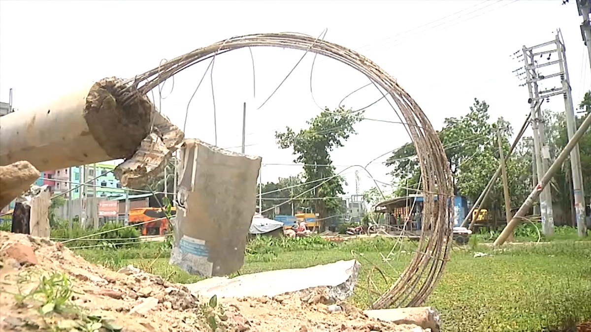 বগুড়ায় মাটিতে পড়ে গেছে ৩৩ হাজার ভোল্টের ৮ খুঁটি