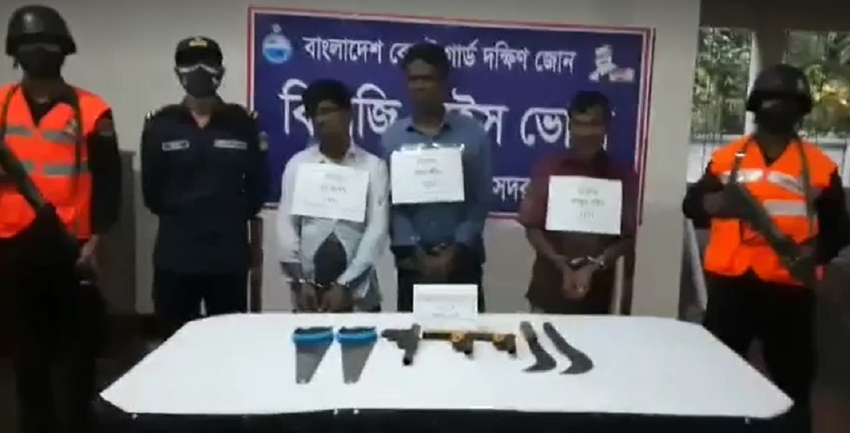 কোস্ট গার্ডের অভিযানে অস্ত্রসহ জাহাঙ্গীর বাহিনীর প্রধানসহ আটক ৩
