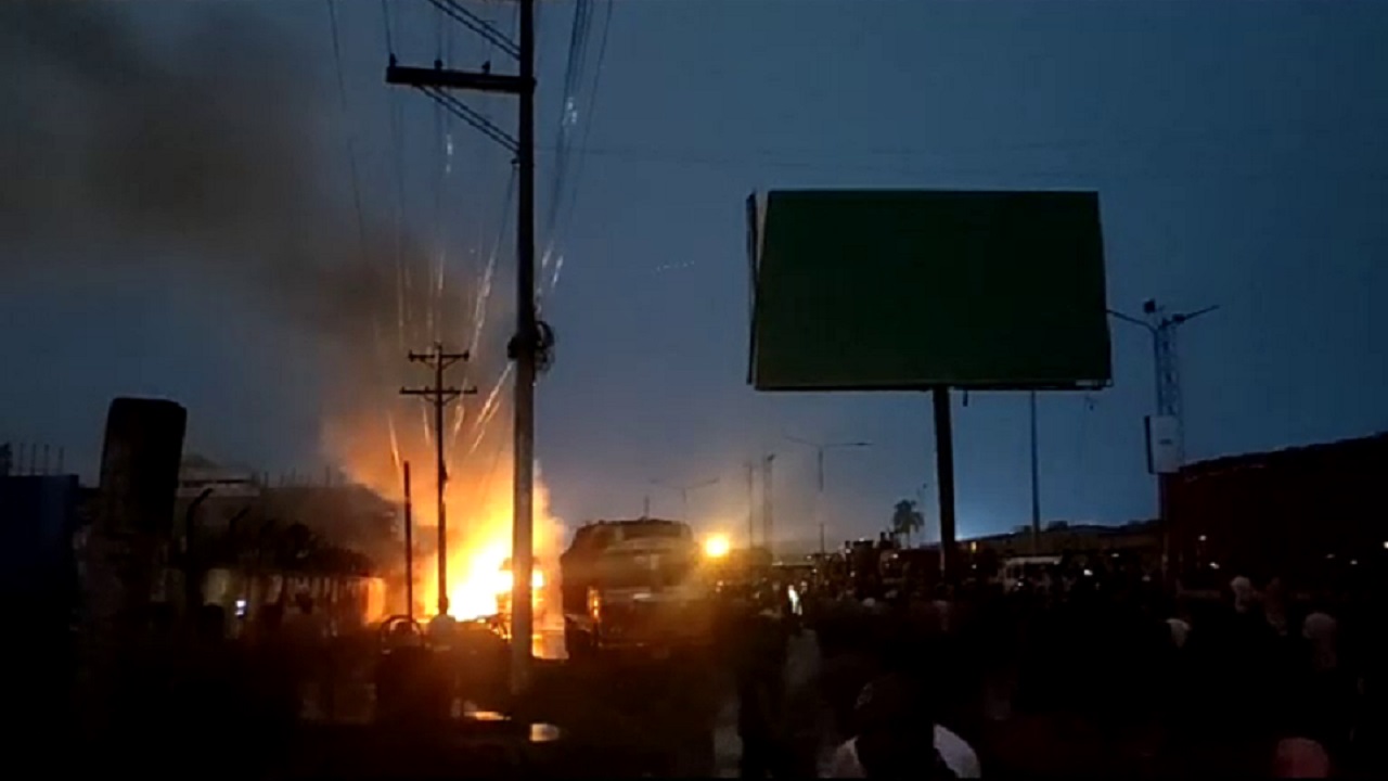 বেনাপোলে পুড়ে গেছে কেমিক্যাল বোঝাই ট্রাক