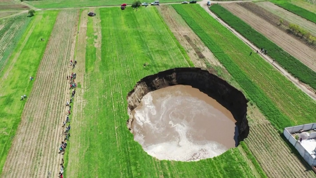 মেক্সিকো সিঙ্কহোল: হুমকিতে আশেপাশের জনবসতি মেক্সিকো সিঙ্কহোল: হুমকিতে আশেপাশের জনবসতি