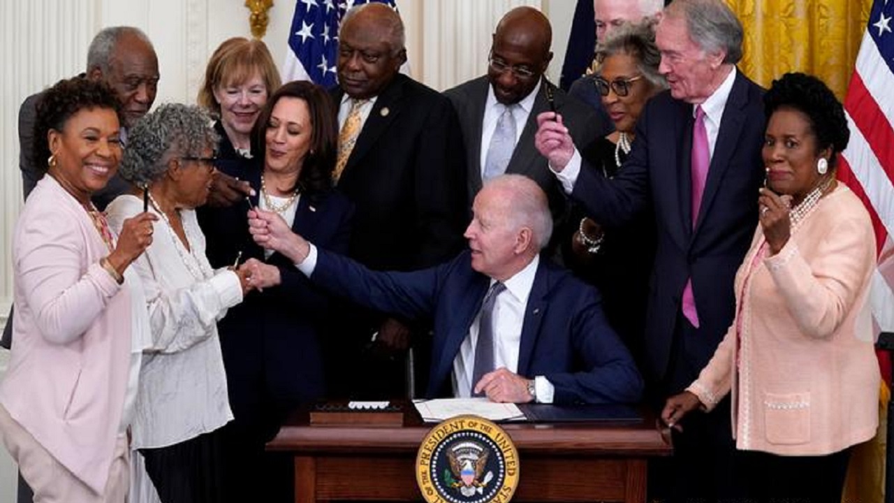 কৃষ্ণাঙ্গদের দাসপ্রথা অবসানের দিনকে সরকারি ছুটি ঘোষণা: বাইডেন