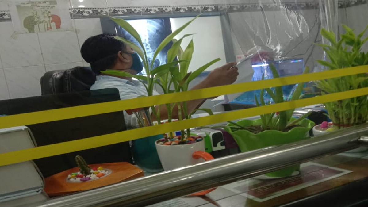 ছুটিতে থাকা করোনা আক্রান্ত চিকিৎসক রোগী দেখছেন ক্লিনিকে