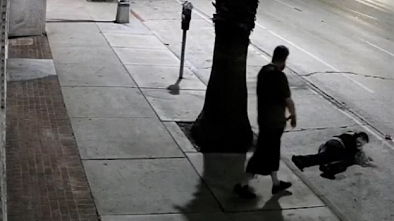 ক্যালিফোর্নিয়ায় আবারও বিদ্বেষের শিকার হলেন এক এশীয় নারী ক্যালিফোর্নিয়ায় আবারও বিদ্বেষের শিকার হলেন এক এশিয় নারী