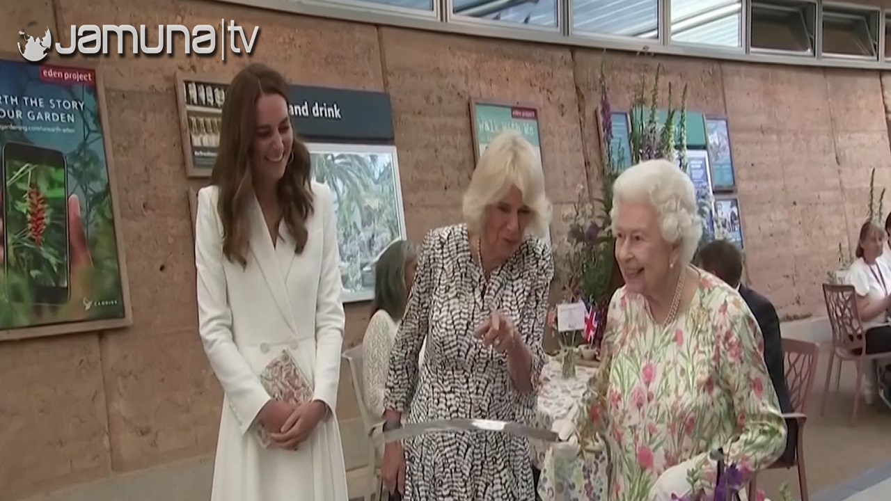 ছুরি রেখে তরবারি দিয়ে কেক কাটলেন ব্রিটেনের রানী ছুরি রেখে তরবারি দিয়ে কেক কাটলেন ব্রিটেনের রানী