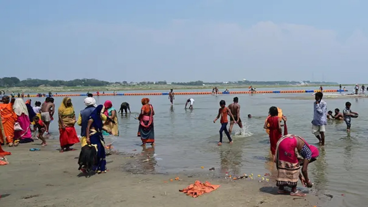 গঙ্গায় ভাসমান বাক্স থেকে নবজাতক উদ্ধার গঙ্গায় ভাসমান বাক্স থেকে নবজাতক উদ্ধার