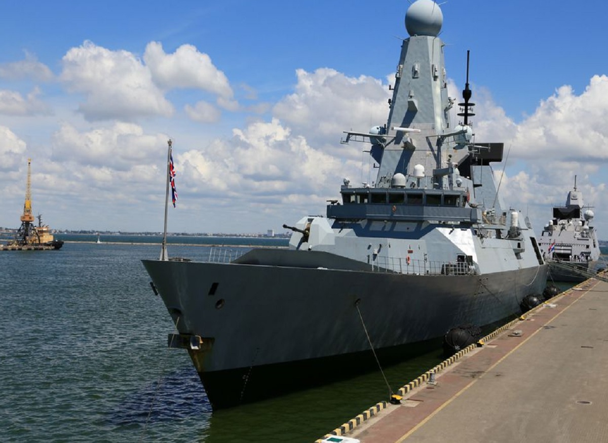 ব্রিটিশ জাহাজ লক্ষ্য করে বোমা ছোড়ার হুমকি মস্কোর