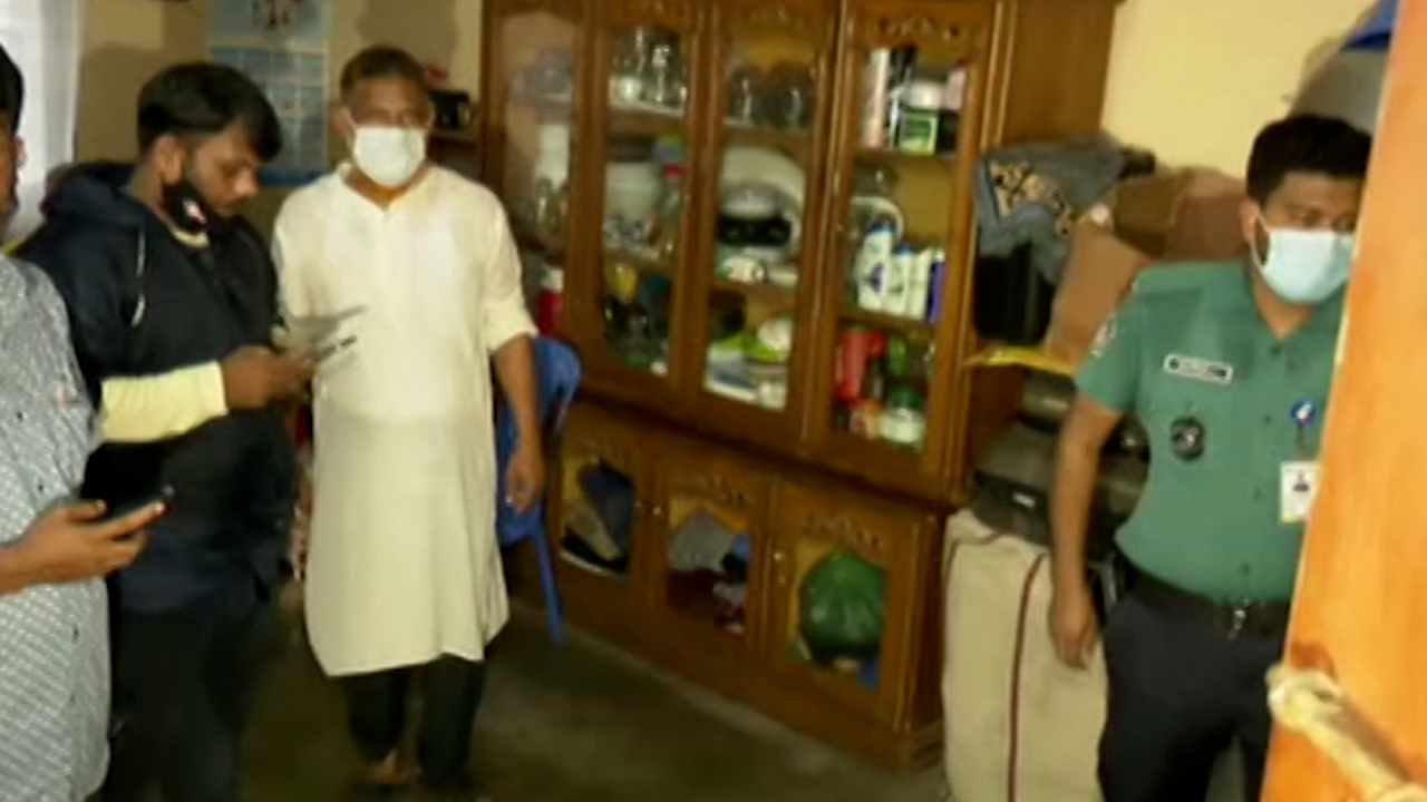 রাজধানীর কদমতলীতে বাবা-মা ও মেয়ের মরদেহ উদ্ধার রাজধানীর কদমতলীতে বাবা-মা ও মেয়ের মরদেহ উদ্ধার