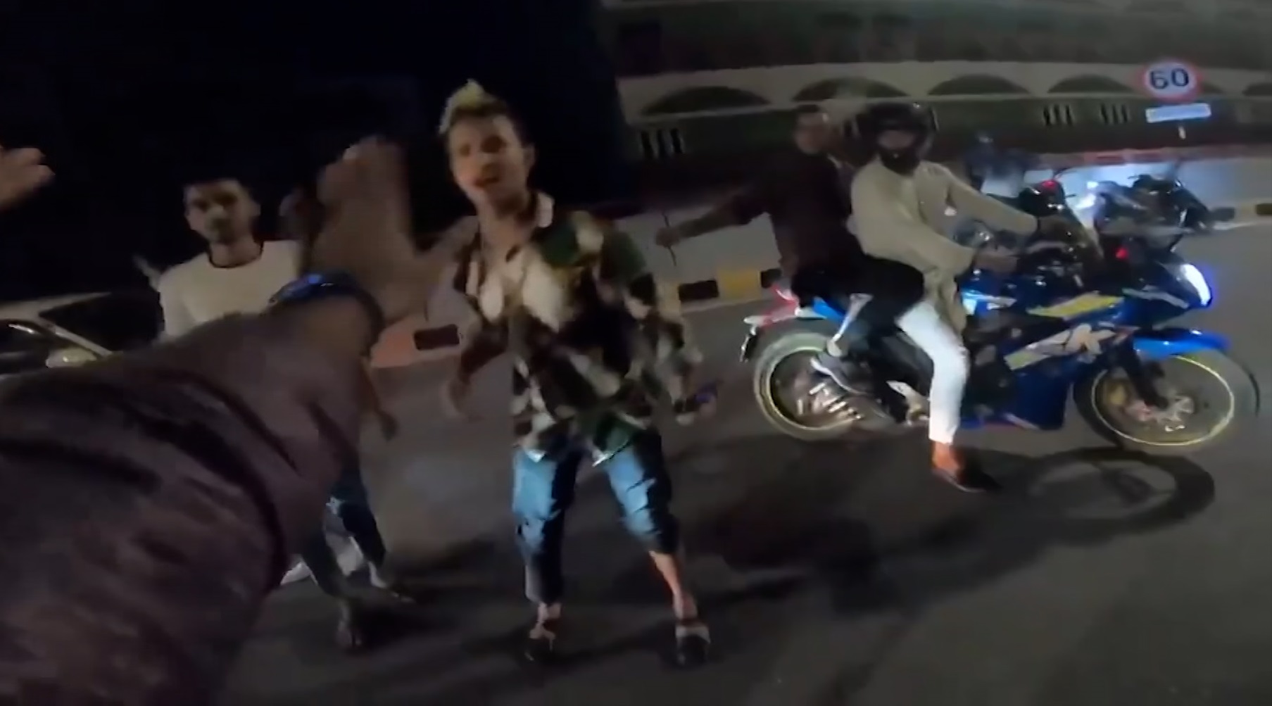 লাড়াইয়া দে, কোপাইয়া দে, মাইরালা, গাইরালা; ঢাকার কিশোর গ্যাংগুলোর পেছনে কারা?