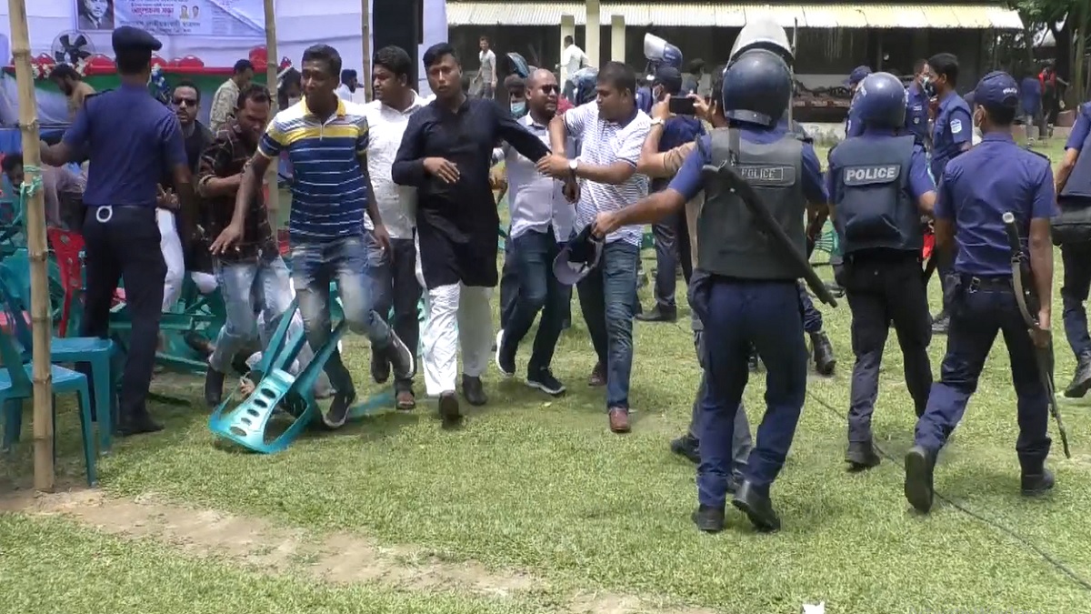 ময়মনসিংহে পুলিশের সাথে ছাত্রদলের সংঘর্ষ, আহত ১২