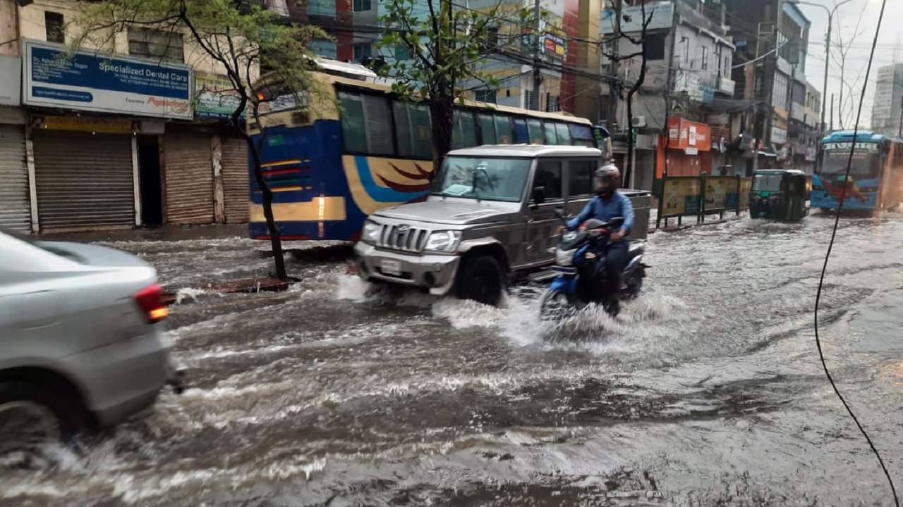রাজধানীতে বৃষ্টির কারণে দক্ষিণ সিটির বিভিন্ন স্থানে সৃষ্টি হয়েছে জলাবদ্ধতা রাজধানীতে বৃষ্টির কারণে দক্ষিণ সিটির বিভিন্ন স্থানে সৃষ্টি হয়েছে জলাবদ্ধতা
