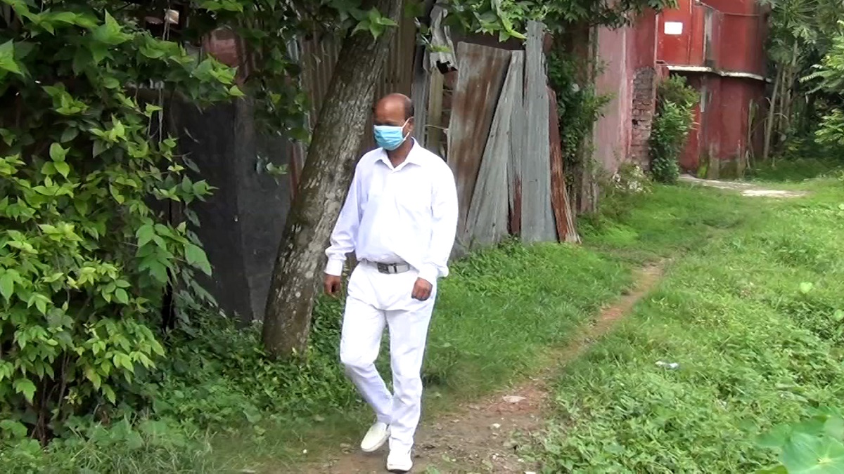 পাবনার হোয়াইট আলম, সাদা ছাড়া পোশাক পরেন না যিনি