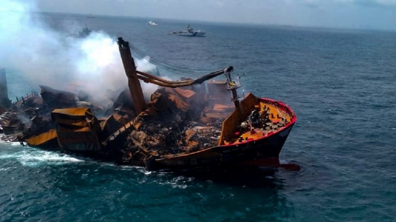 শ্রীলঙ্কায় আগুন লাগা জাহাজটির কর্তৃপক্ষের বিরুদ্ধে মামলার ঘোষণা শ্রীলঙ্কায় আগুন লাগা জাহাজটির কর্তৃপক্ষের বিরুদ্ধে মামলার ঘোষণা