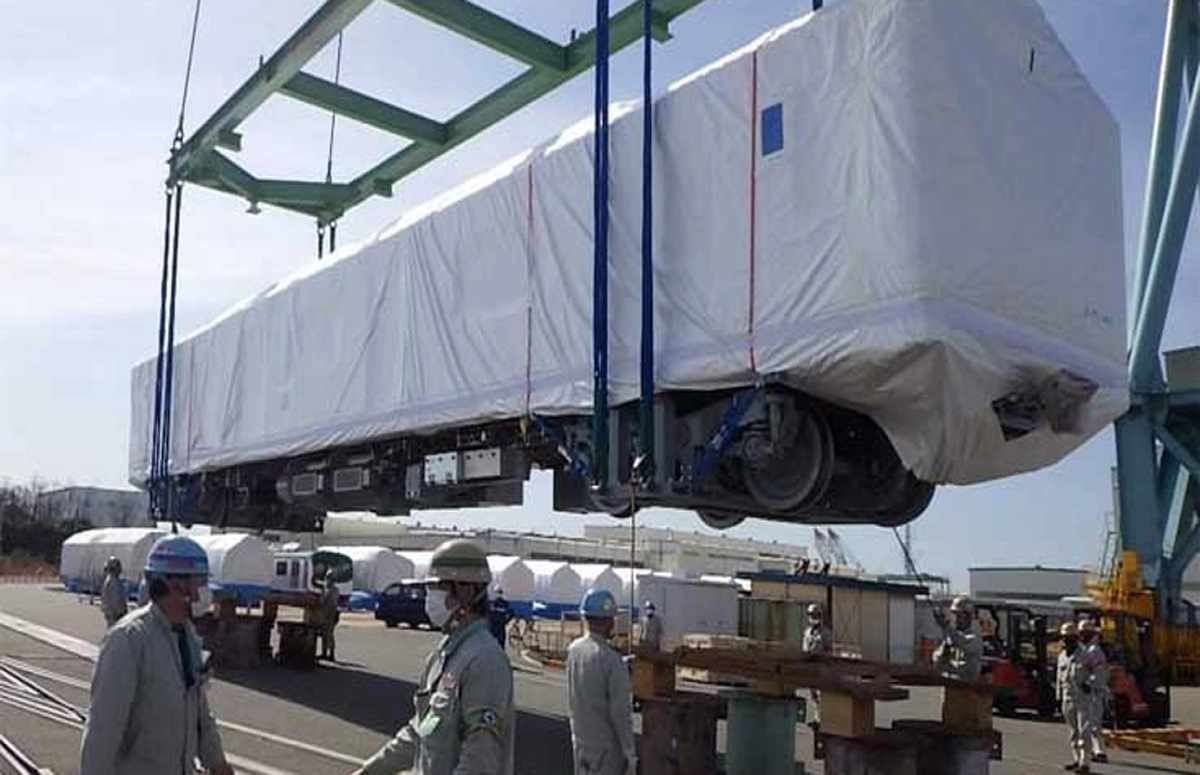 ডিপোতে নেওয়া হয়েছে মেট্রোরেলের দ্বিতীয় ট্রেনের দুইটি কোচ ডিপোতে নেওয়া হয়েছে মেট্রোরেলের দ্বিতীয় ট্রেনের দুইটি কোচ