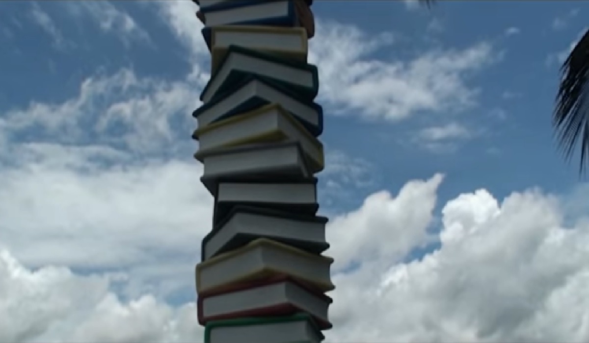 দৃষ্টিনন্দন পুস্তক তোরণ