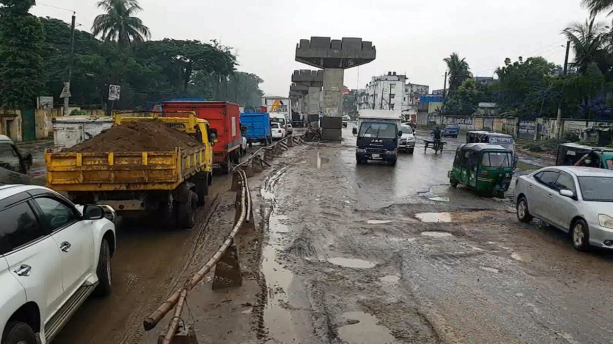 ঠিকাদারী প্রতিষ্ঠানের আর্থিক সংকটে বিআরটি প্রকল্পে ধীরগতি: সেতু সচিব