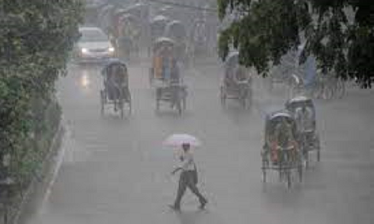 রাজধানীতে বৃষ্টি, বিপাকে অফিসগামী মানুষ