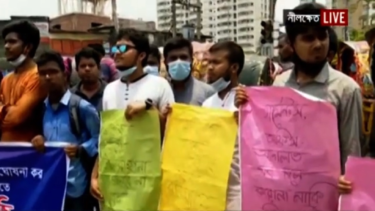 শিক্ষাপ্রতিষ্ঠান খোলার দাবিতে নীলক্ষেত মোড়ে শিক্ষার্থীদের অবস্থান শিক্ষাপ্রতিষ্ঠান খোলার দাবিতে নীলক্ষেত মোড়ে শিক্ষার্থীদের অবস্থান