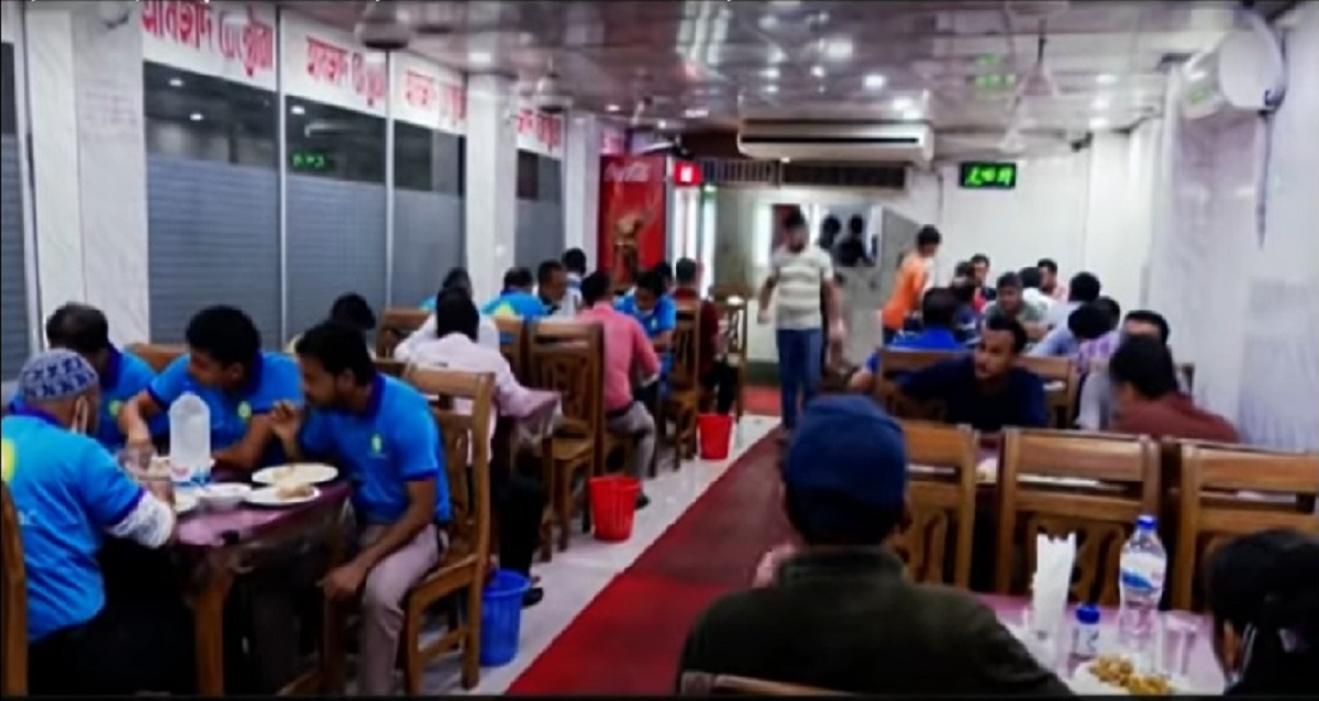 হোটেল রেস্টুরেন্টগুলোয় মানা হচ্ছে না করোনাকালীন বিধিনিষেধ