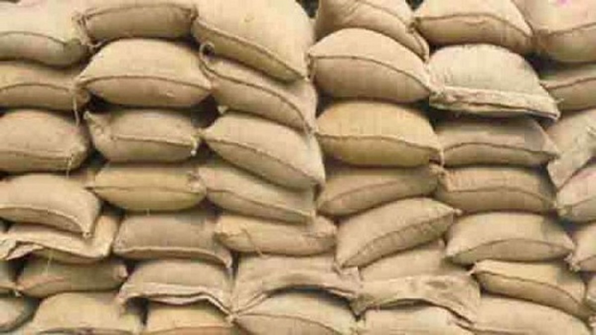 বস্তা বদল করে লোপাটের সময় তেরোশ কেজি সরকারি চাল জব্দ