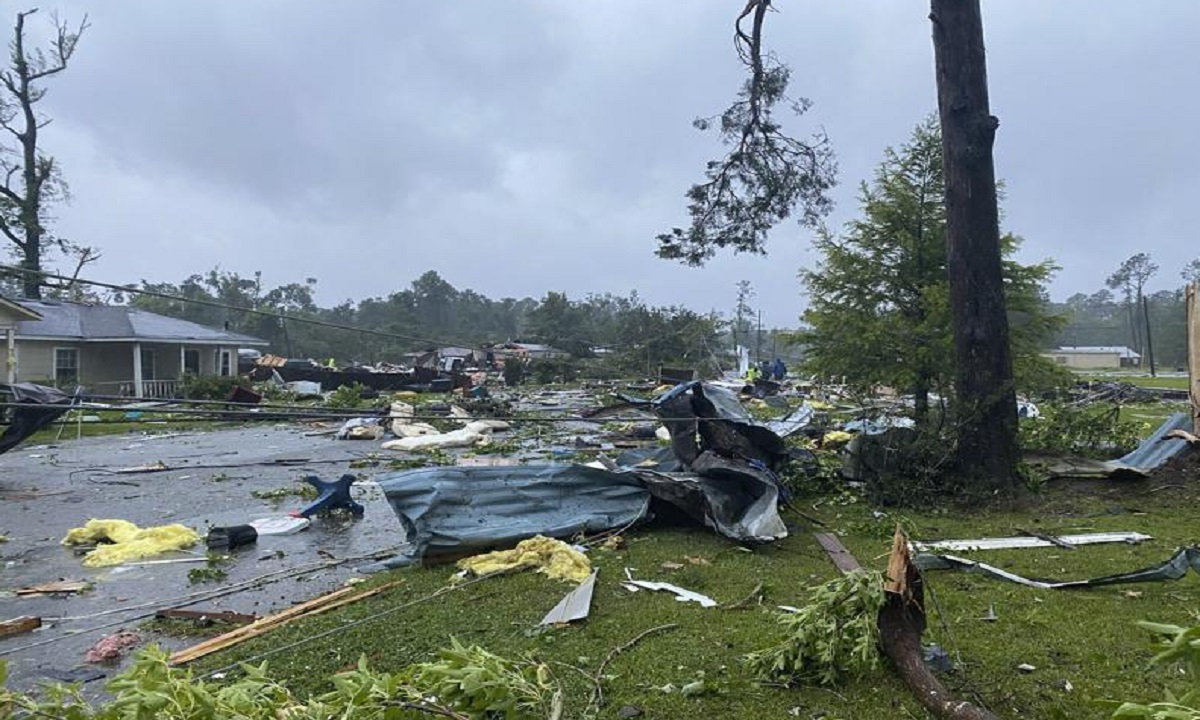 ক্রান্তীয় ঝড় ক্লডেটের তাণ্ডব যুক্তরাষ্ট্রে