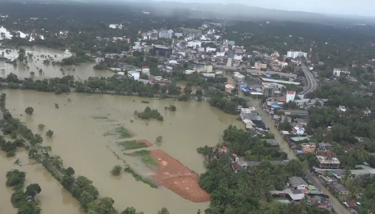 তীব্র বন্যায় বিপর্যস্ত শ্রীলঙ্কা