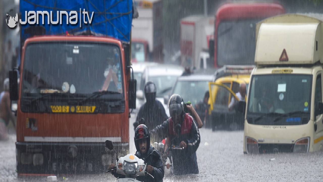 বৃষ্টিতে তলিয়ে গেছে মুম্বাই