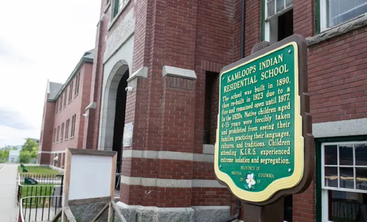 কানাডার স্কুলে দেহাবশেষ উদ্ধার; পুরো দেশে গণকবর সন্ধানের দাবি কানাডার স্কুলে দেহাবশেষ উদ্ধার; পুরো দেশে গণকবর সন্ধানের দাবি