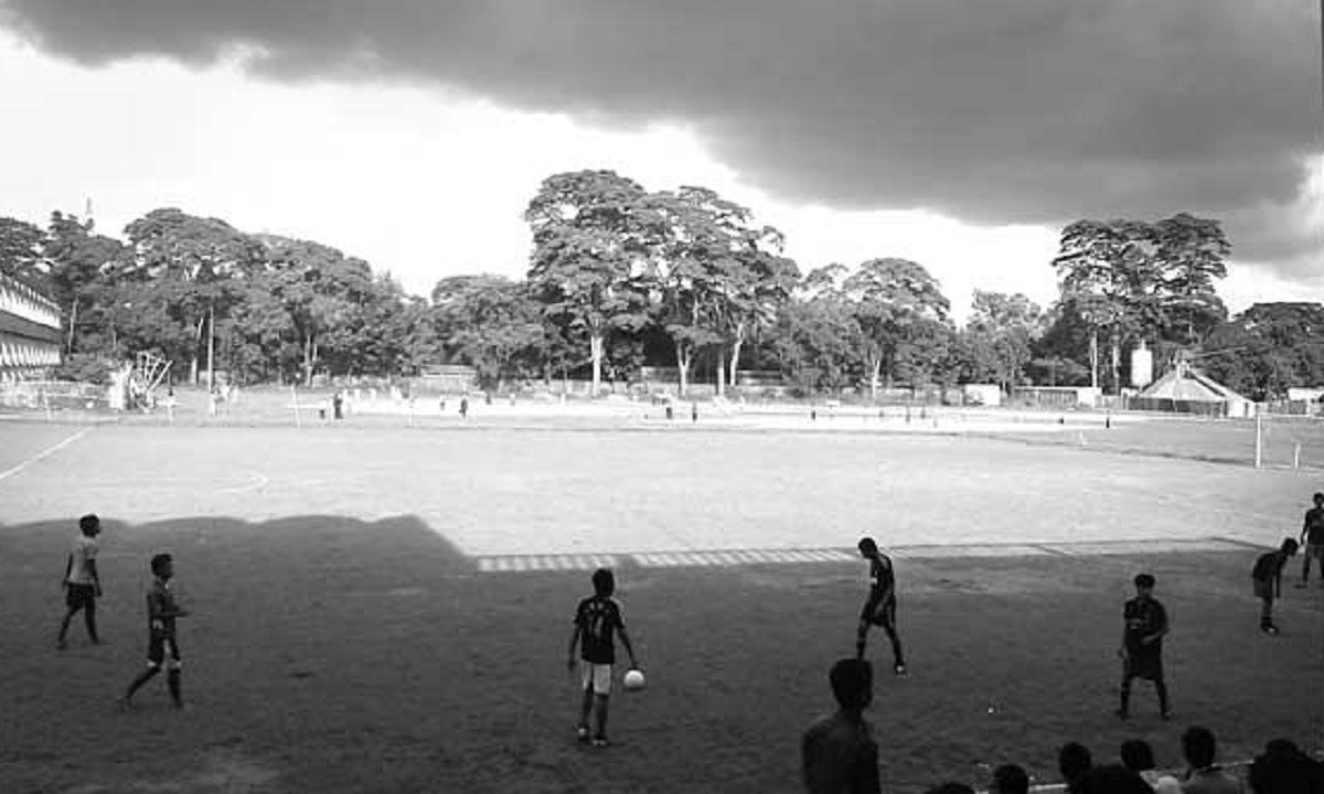 খেলতে খেলতে ফুটবল মাঠেই প্রাণ গেলো কিশোরের