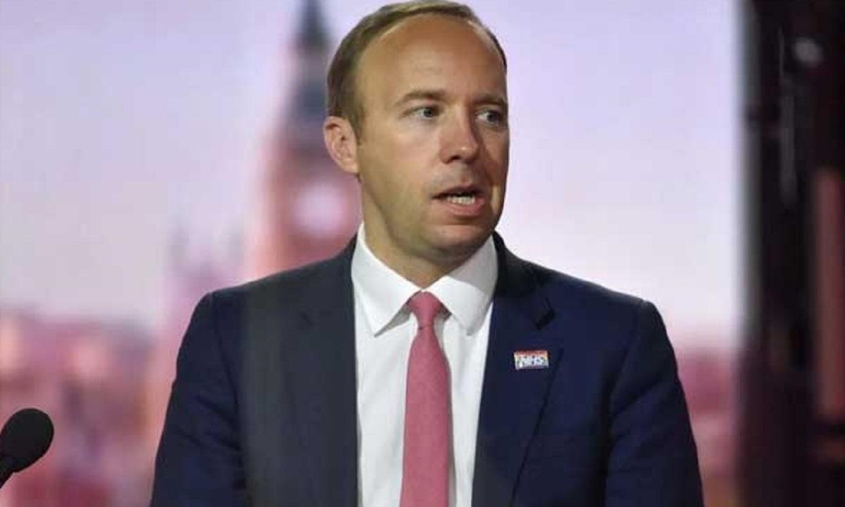 সহকর্মীকে চুমু খাওয়ায় সমালোচনার মুখে ব্রিটিশ স্বাস্থ্যমন্ত্রীর পদত্যাগ