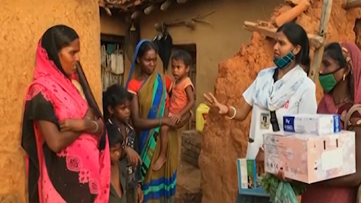 টিকা নেওয়ার ভয়ে জঙ্গলে লুকাচ্ছে ভারতের প্রত্যন্ত এলাকার লোকজন (ভিডিও)