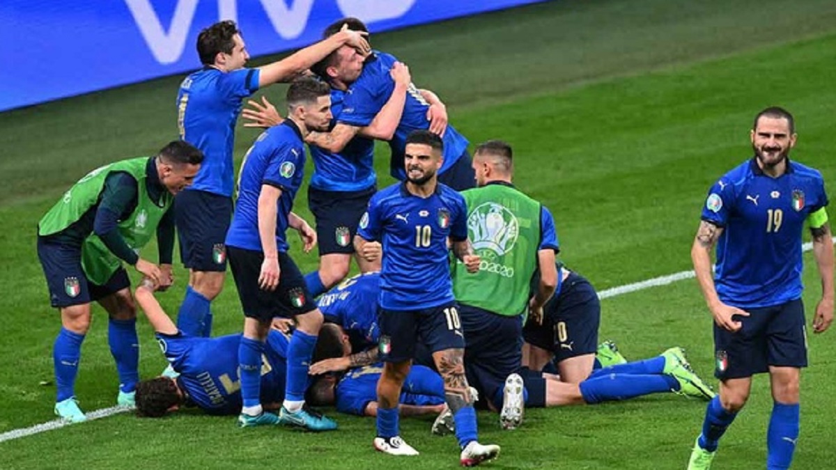 ২ ঘণ্টার জমজমাট লড়াই জিতে শেষ আটে ইতালি