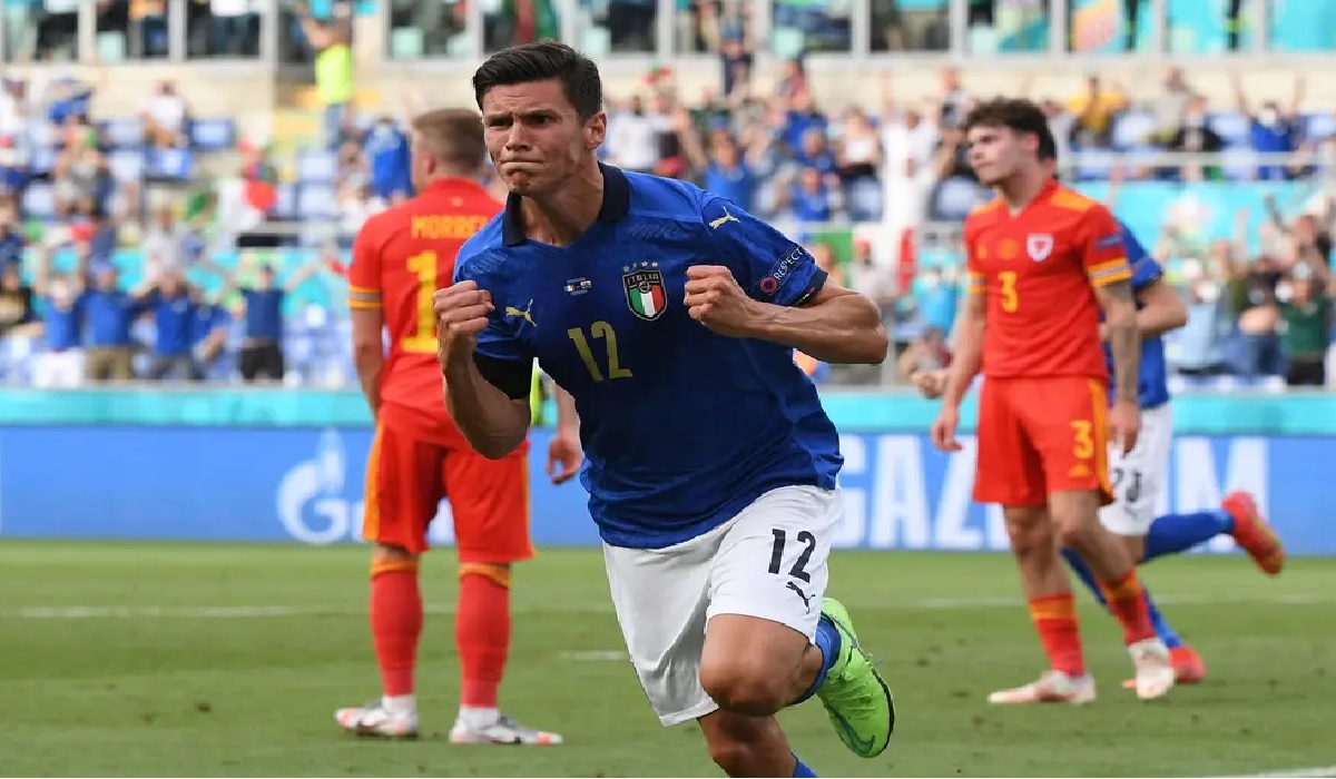 সবার ধরাছোঁয়ার বাইরে থেকেই শেষ ষোলোয় ইতালি