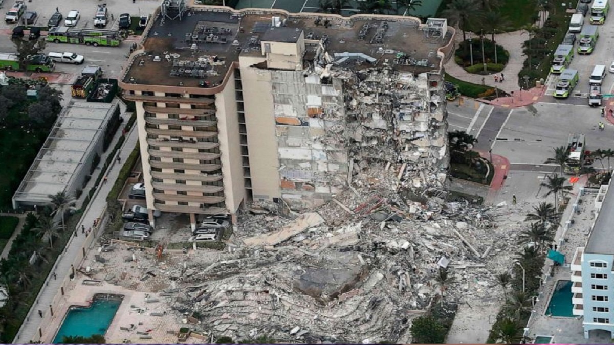 মিয়ামিতে মুহূর্তেই ধসে পড়লো বহুতল ভবন