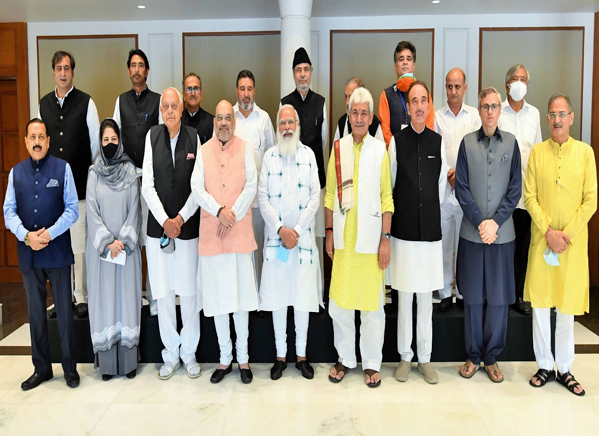 কাশ্মিরকে পূর্ণাঙ্গ রাজ্যের মর্যাদা ফিরিয়ে দিতে রাজনৈতিক পদক্ষেপ নিচ্ছেন মোদি